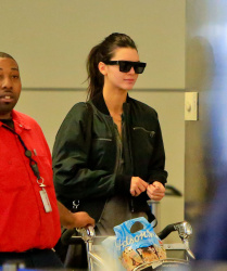Kendall Jenner - Arriving at LAX airport, 2 января 2015 (55xHQ) M5dvjn9T