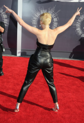 Miley Cyrus - 2014 MTV Video Music Awards in Los Angeles, August 24, 2014 - 350xHQ M9vdBEs8