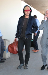 Ryan Gosling - Arriving at LAX Airport in LA - April 17, 2015 - 25xHQ MCYqbr59