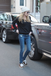Emma Roberts - Out and about in Beverly Hills, 12 января 2015 (23xHQ) MFnUZiQK