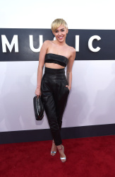 Miley Cyrus - 2014 MTV Video Music Awards in Los Angeles, August 24, 2014 - 350xHQ MJVGtvBr