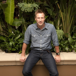 Aaron Eckhart - "The Rum Diary" press conference portraits by Armando Gallo (Hollywood, October 13, 2011) - 18xHQ MN2HU71G