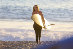 Cara Delevingne - on the beach in Malibu, 9 января 2015 (19xHQ) MY60E0oJ