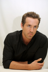 Ryan Reynolds - The Change-Up press conference portraits by Simon Holmes & Vera Anderson (Beverly Hills, July 17, 2011) - 9xHQ NNeIvdUu