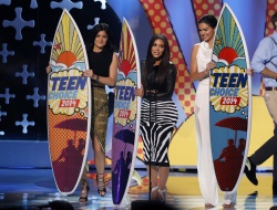 Kendall & Kylie Jenner - At the FOX's 2014 Teen Choice Awards, August 10, 2014 - 115xHQ NQxjlG7j