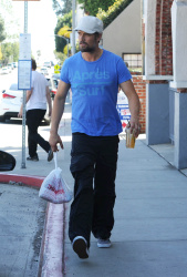 Josh Duhamel - Josh Duhamel - getting lunch to-go in Brentwood, California - March 7, 2015 - 9xHQ NbZ2apmL