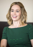 Эмили Блант (Emily Blunt) Press Conference for The Girl On the Train at the Mandarin Oriental Hotel, 25.09.2016 (26xHQ) NlRZgYay