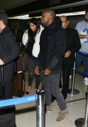 Kim Kardashian & Kanye West - At LAX Airport in Los Angeles, 7 января 2015 (68xHQ) OCg5kLcA