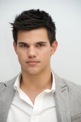 Taylor Lautner - Taylor Lautner - The Twilight Saga New Moon press conference portraits by Vera Anderson (Los Angeles, November 6, 2009) - 11xHQ OeH4ctzN