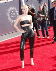 Miley Cyrus - 2014 MTV Video Music Awards in Los Angeles, August 24, 2014 - 350xHQ PTEDy80q