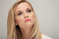 Reese Witherspoon - Wild press conference portraits by Herve Tropea (Beverly Hills, November 6, 2014) - 10xHQ PTIF5VGL