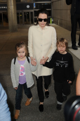 Angelina Jolie - LAX Airport - February 11, 2015 (185xHQ) QFOmlWh2
