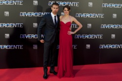 Shailene Woodley, Theo James - на премьере фильма 'Divergent' at Callao Cinema, Мадрид, 3 апреля 2014 (302xHQ) QH4hF5TG