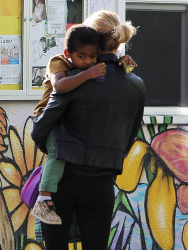 Charlize Theron - is spotted out and about with her son Jackson, 7 января 2015 (15xHQ) SDrZL5Mh