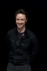 James McAvoy - X-Men: Days of Future Past press conference portraits by Magnus Sundholm (New York, May 9, 2014) - 17xHQ SpTSfmmr