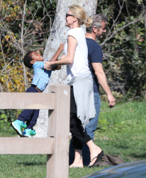 Sean Penn and Charlize Theron - enjoy a day the park in Studio City, California with Charlize's son Jackson on February 8, 2015 (28xHQ) TQf5DQds
