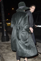Jennifer Lawrence - going to see Cabaret Musical in New York, 9 января 2015 (13xHQ) TbMFe17q