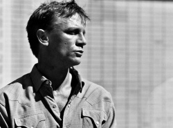 Daniel Craig - Daniel Craig - Unkown Photoshoot - 24xHQ TqagmCc6
