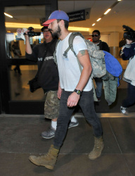 Shia LaBeouf - Arriving at LAX airport in Los Angeles - January 31, 2015 - 16xHQ TtgZEVYd