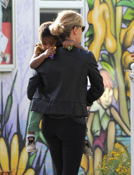 Charlize Theron - is spotted out and about with her son Jackson, 7 января 2015 (15xHQ) WsJ5mpw5