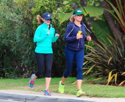 Reese Witherspoon - Out jogging in Brentwood - February 28, 2015 (15xHQ) WyQHxikC