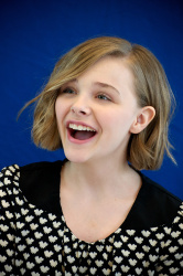 Chloe Moretz - Let Me In press conference portraits by Vera Anderson (Hollywood, September 28, 2010) - 10xHQ YBeEFUi7