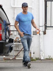 Josh Duhamel - Out for breakfast with his son in Brentwood - April 24, 2015 - 34xHQ YI7nEGZX