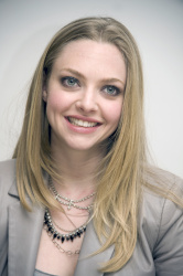 Amanda Seyfried - Gone press conference portraits by Vera Anderson (Beverly Hills, February 10, 2012) - 8xHQ YVZW9q0h