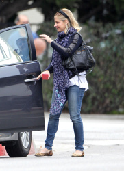 Sarah Michelle Gellar - out and about in Brentwood, 30 января 2015 (28xHQ) YkwvqLFz