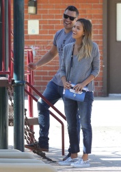 Jessica Alba - Jessica and her family spent a day in Coldwater Park in Los Angeles (2015.02.08.) (196xHQ) ZQgRgUKU