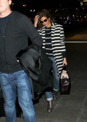 Eva Mendes - at LAX airport in LA - February 20, 2015 (24xHQ) ZXsOGKXD