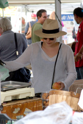 Elizabeth Olsen - At Farmers' Market in Studio City, 18 января 2015 (17xHQ) Zf3Y4x2S